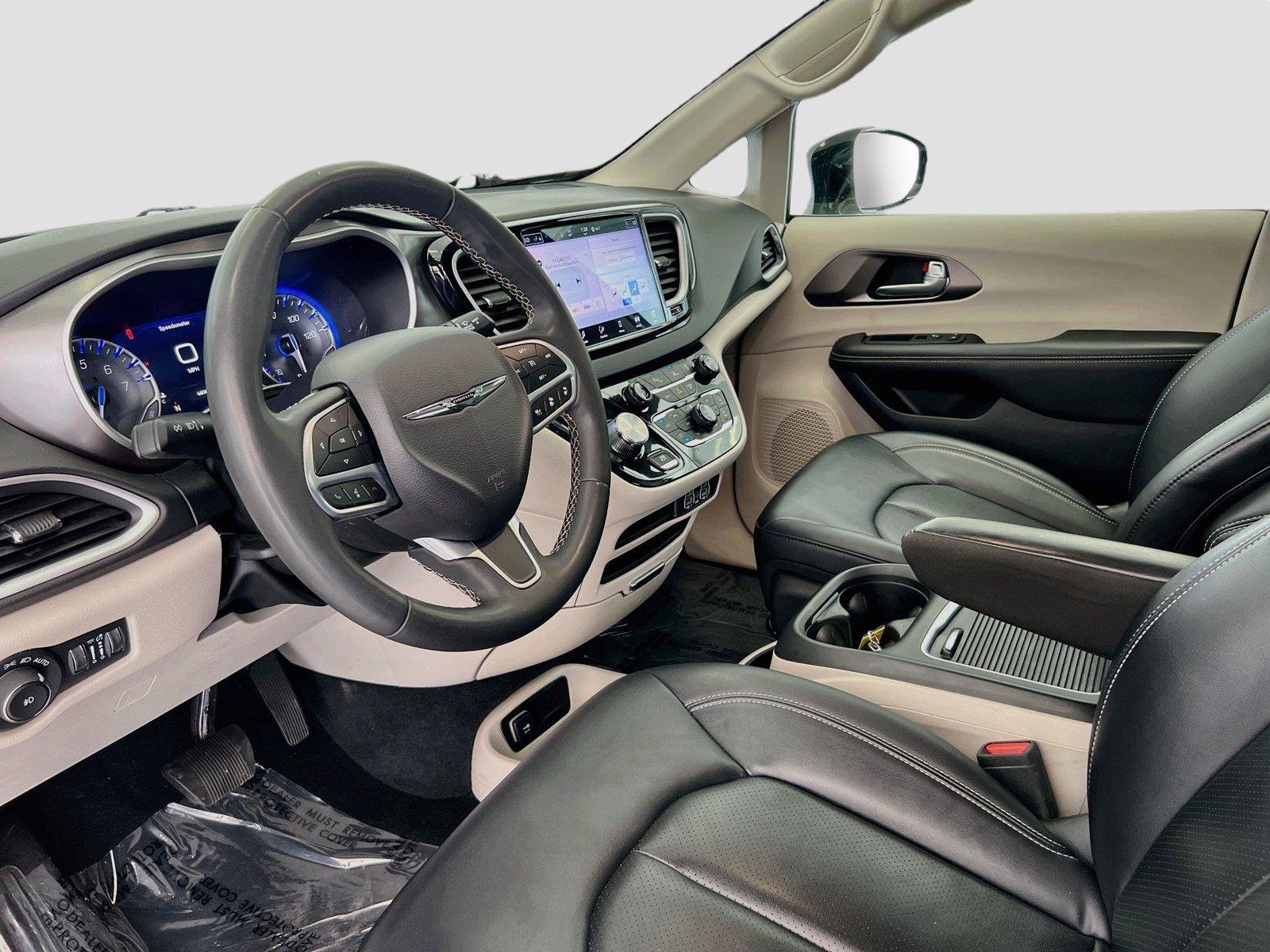 Used 2024 Chrysler Pacifica Touring-L FWD image 11