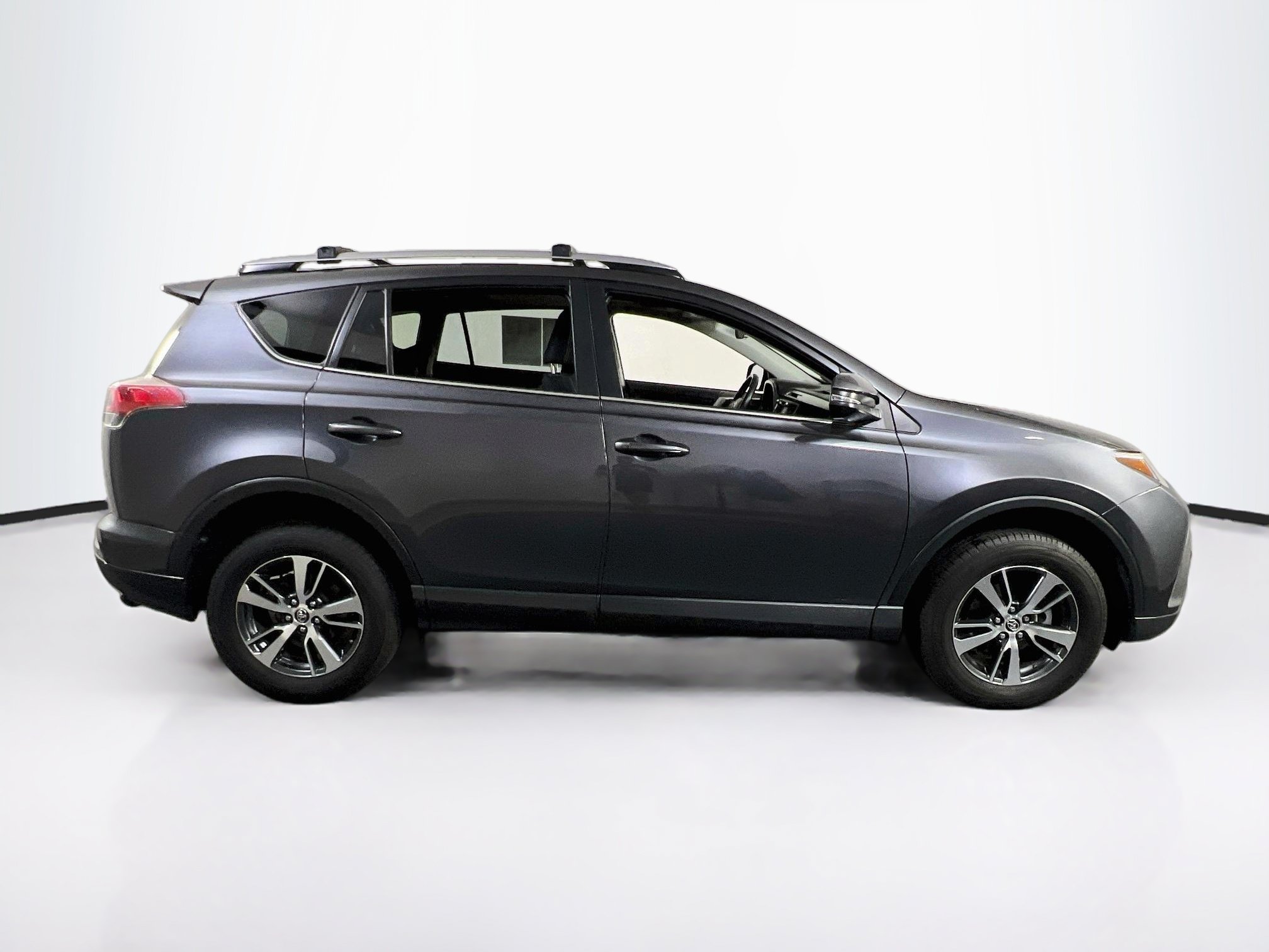 Used 2018 Toyota RAV4 XLE AWD/4WD image 4