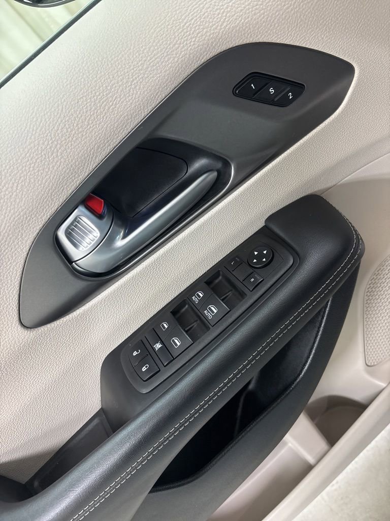 Used 2024 Chrysler Pacifica Touring-L FWD image 17