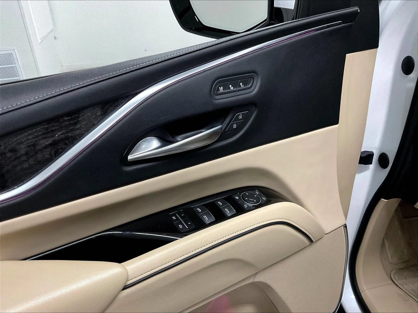 Used 2023 Cadillac Escalade ESV Premium Luxury w/ Performance Package AWD/4WD image 46