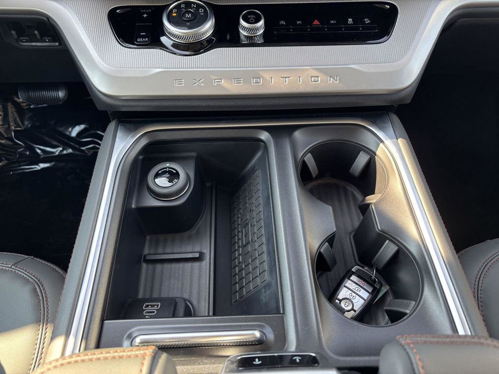 New 2025 Ford Expedition Active image 23