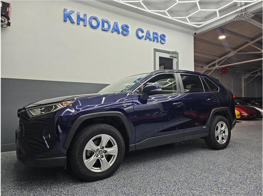 Used 2020 Toyota RAV4 XLE image 2