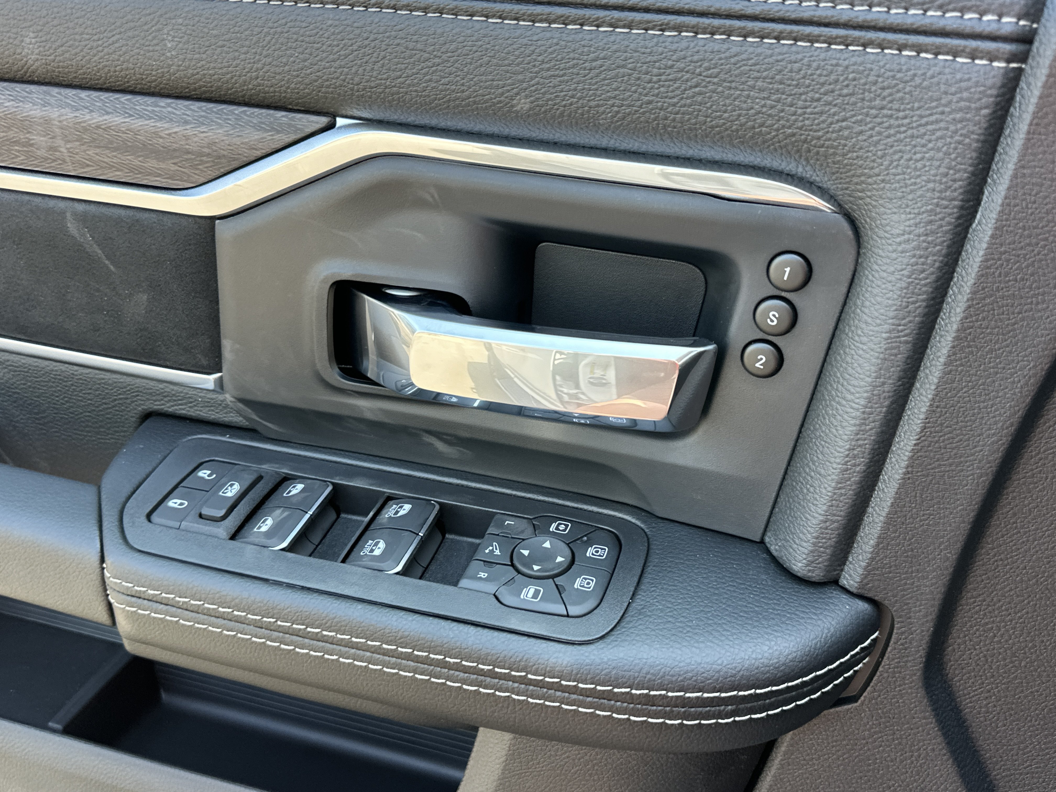 New 2026 RAM 2500 Laramie AWD/4WD image 13