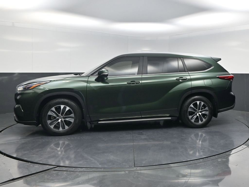 Used 2023 Toyota Highlander XLE image 3