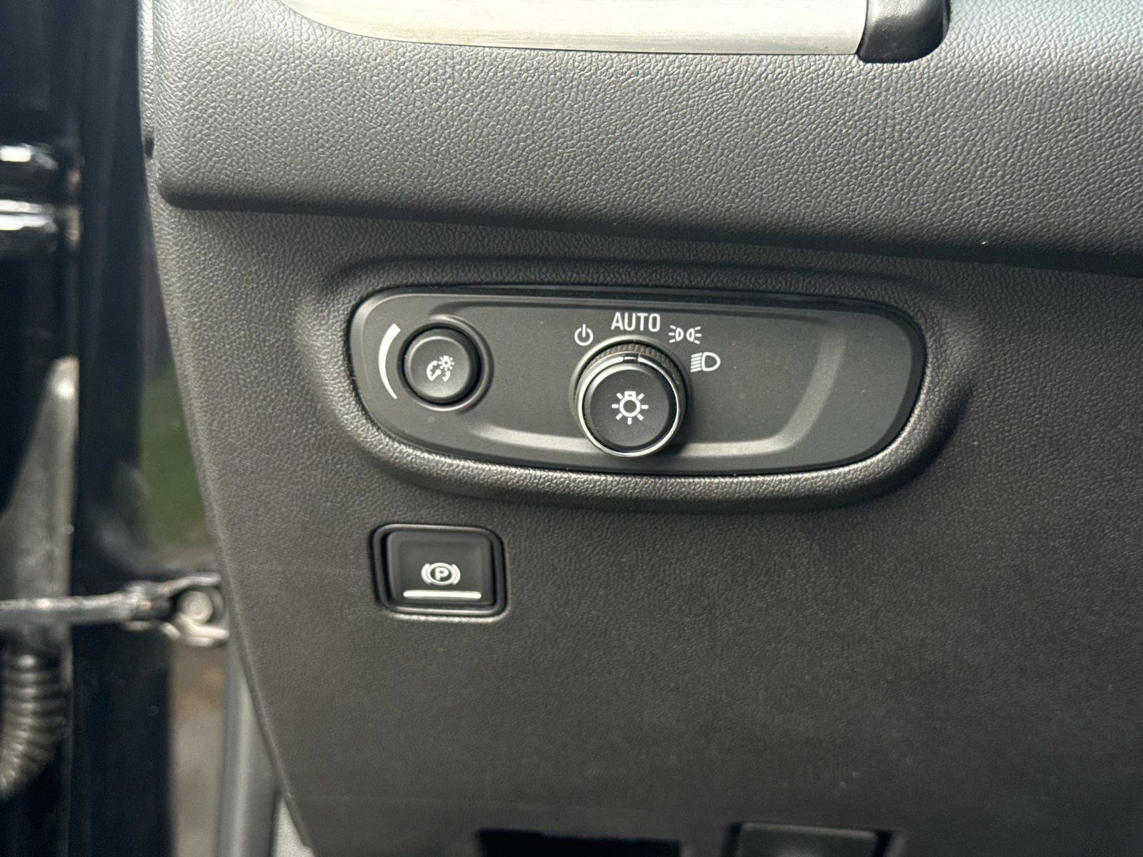 Used 2022 GMC Terrain SLE w/ Driver Convenience Package image 29