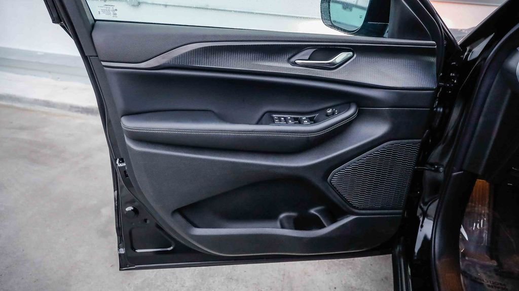 New 2025 Jeep Grand Cherokee Altitude image 22