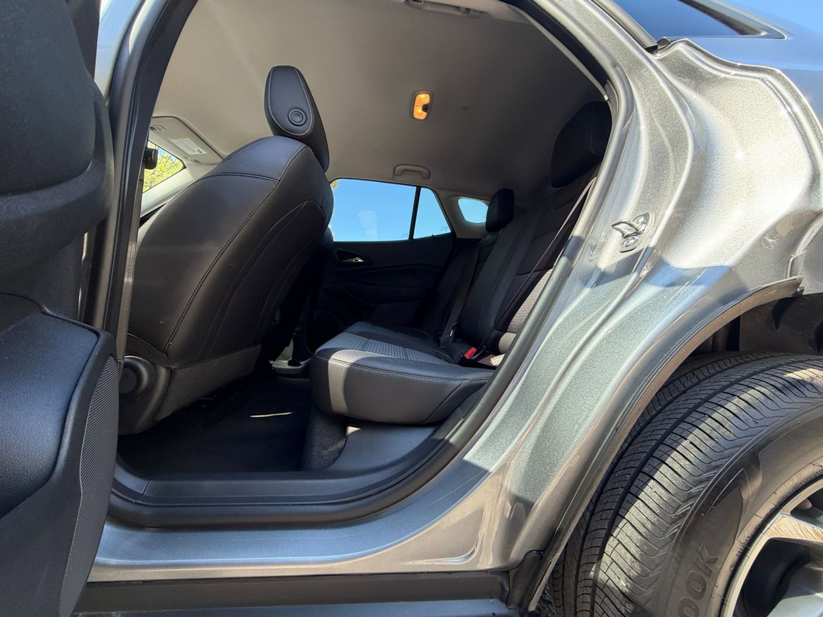 Used 2025 Chevrolet Trax LT w/ LT Convenience Package FWD image 24