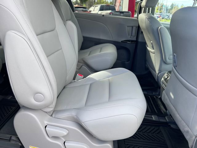 Used 2020 Toyota Sienna XLE w/ XLE Navigation Package image 5