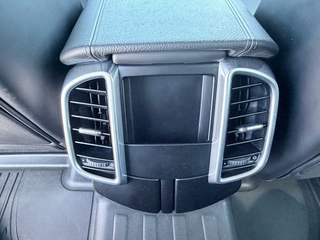 Used 2015 Porsche Cayenne S image 28