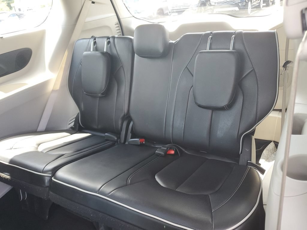 Certified 2023 Chrysler Pacifica Limited FWD image 13