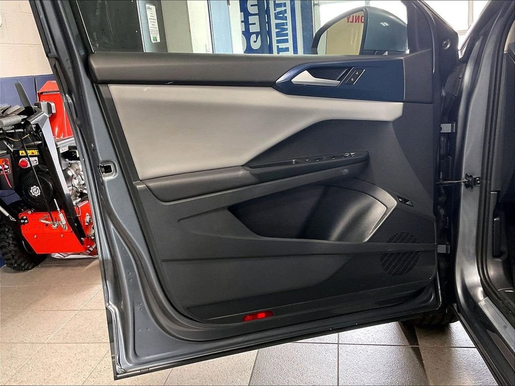 Used 2022 Volkswagen Taos SE w/ Panoramic Sunroof Package AWD/4WD image 9