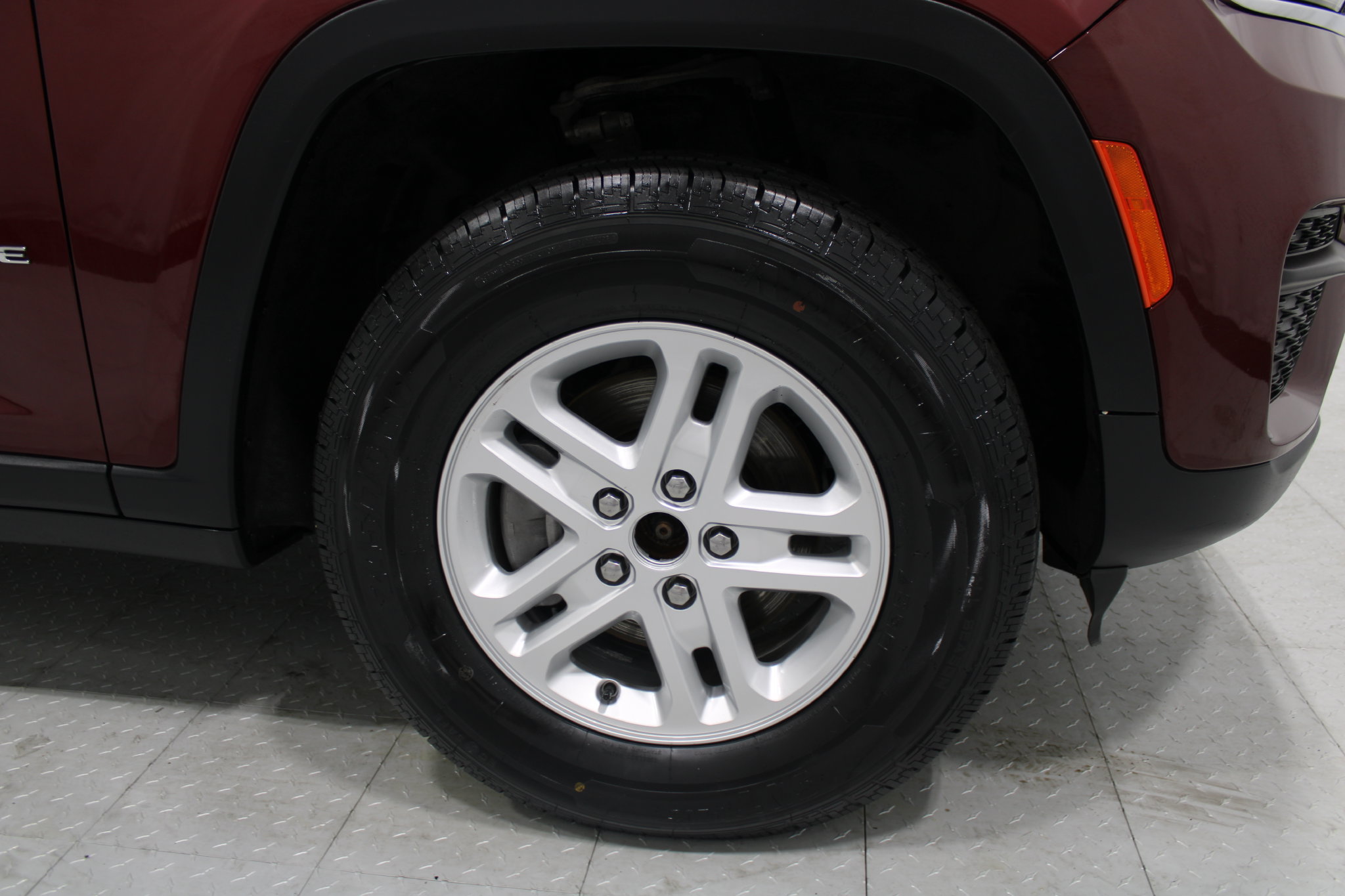 Used 2023 Jeep Grand Cherokee Laredo AWD/4WD image 5