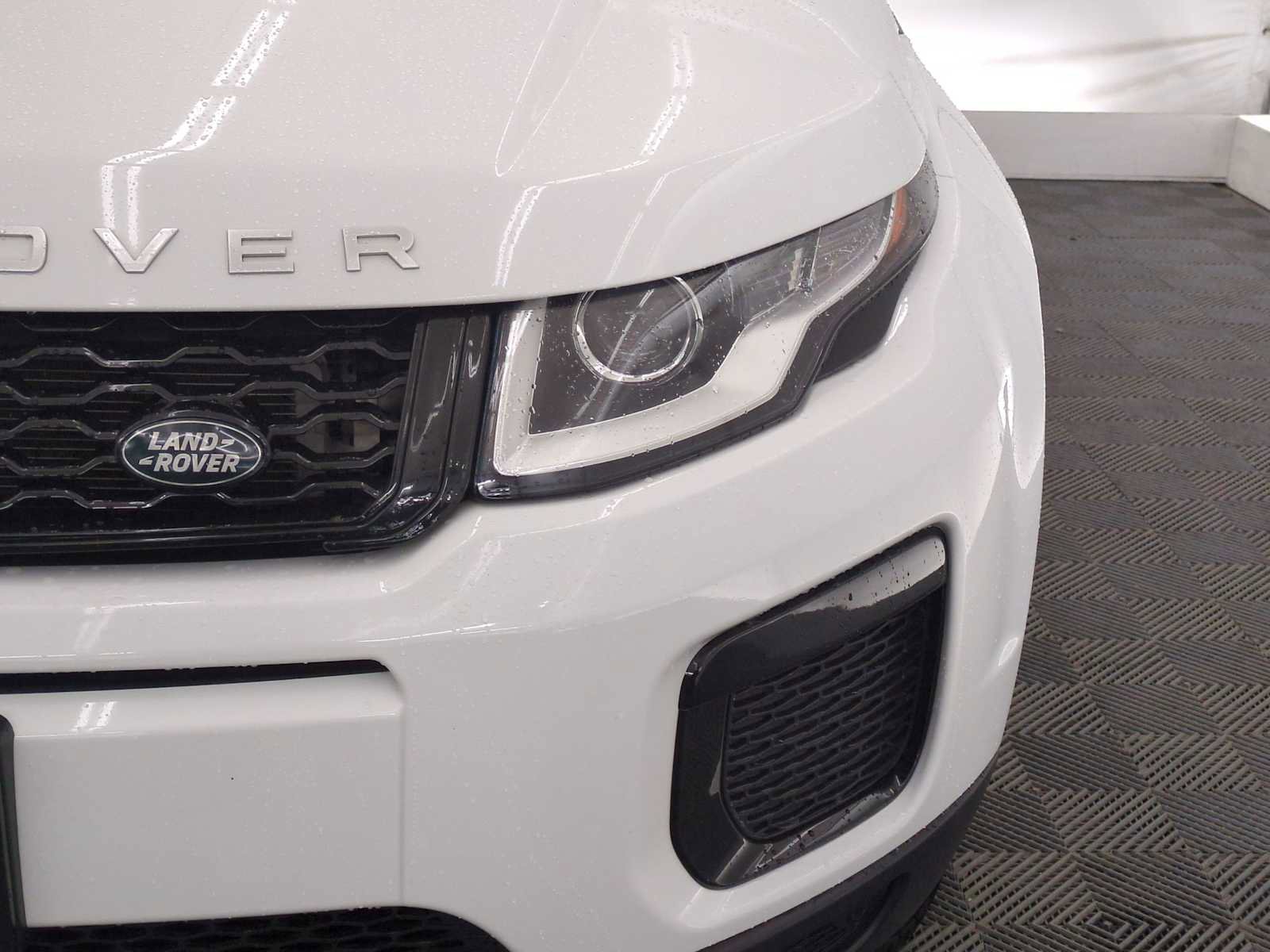 Used 2019 Land Rover Range Rover Evoque SE image 10