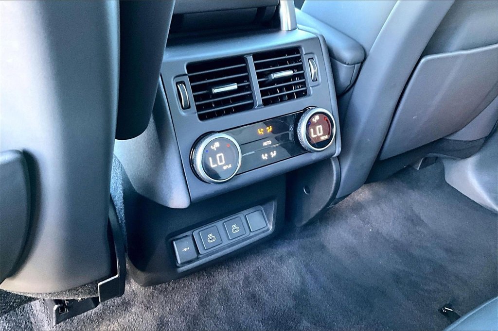 Used 2024 Land Rover Discovery Dynamic SE image 10