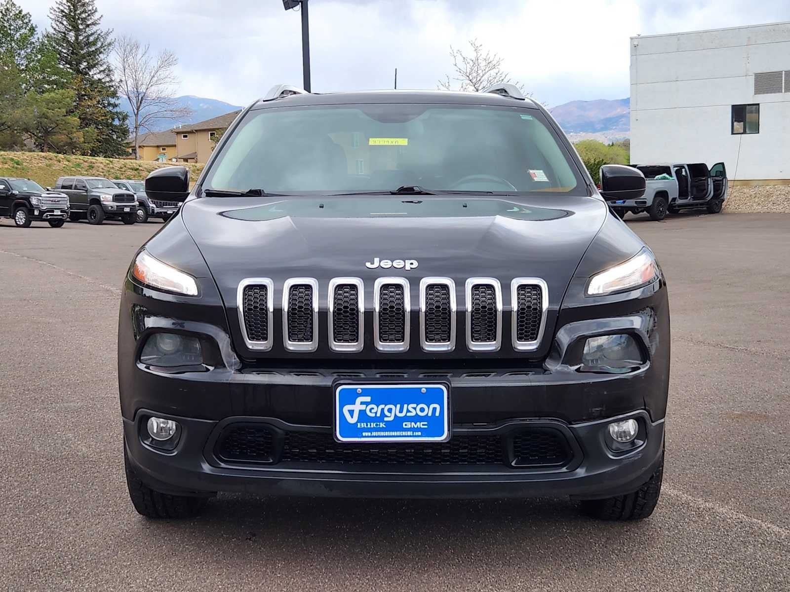 Used 2018 Jeep Cherokee Latitude Plus w/ Cold Weather Group AWD/4WD image 5