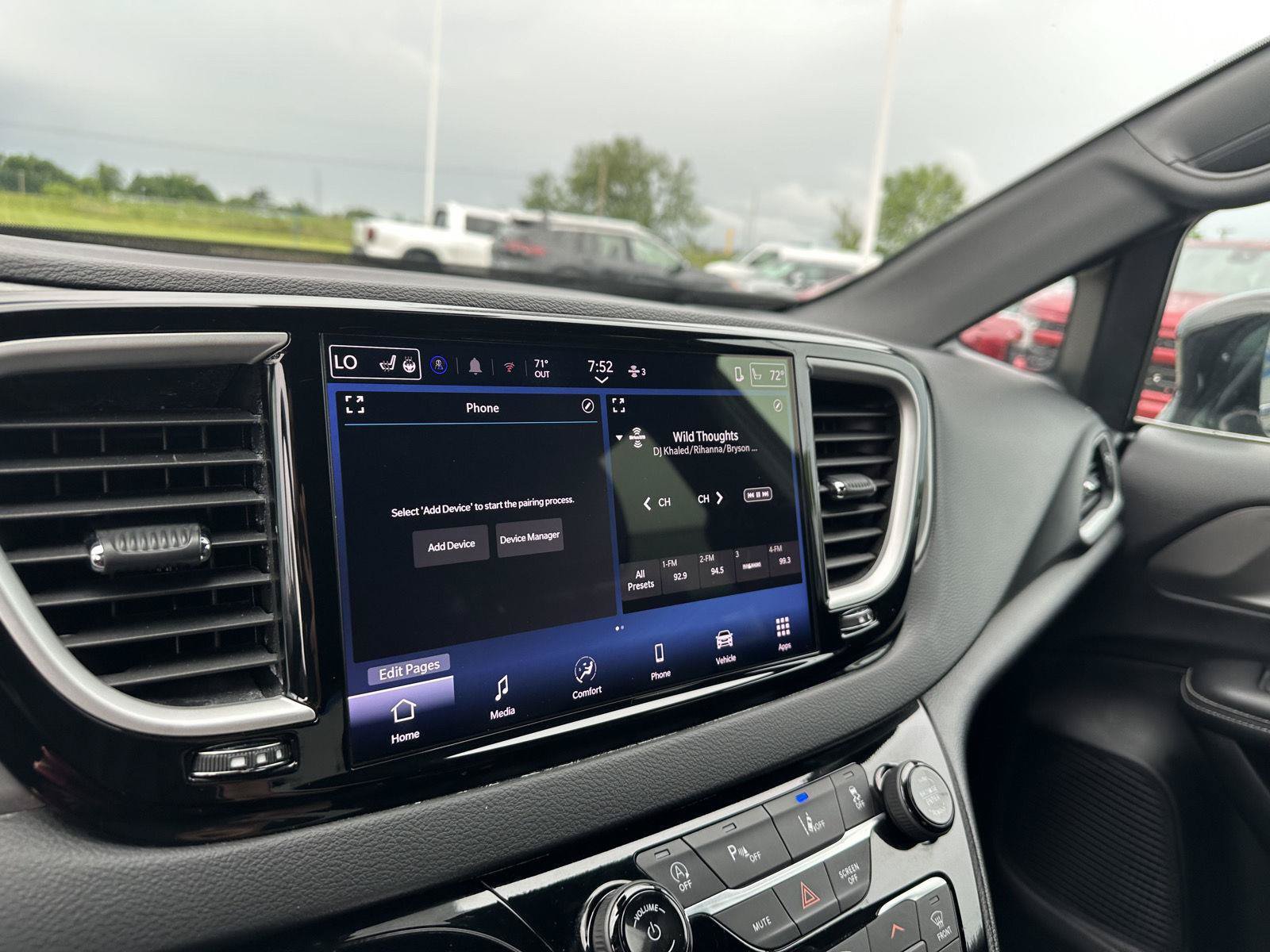 Used 2025 Chrysler Pacifica Select FWD image 28