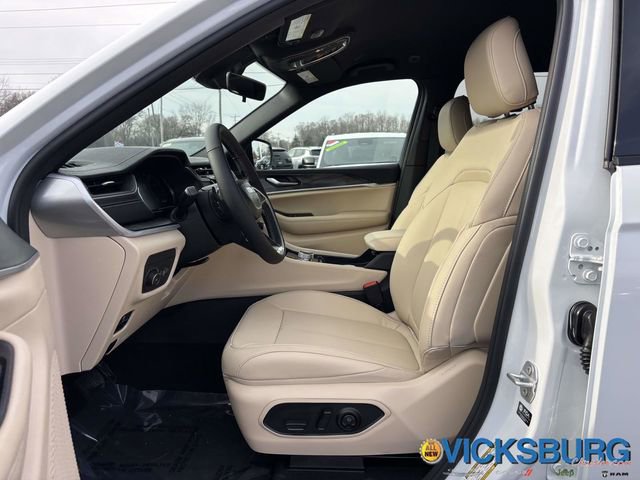 New 2025 Jeep Grand Cherokee Limited w/ Trailer Tow Package image 3