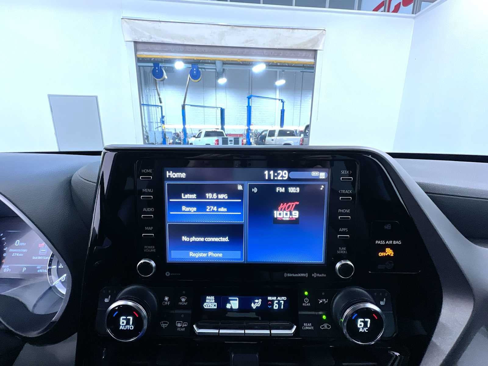 Used 2022 Toyota Highlander XLE AWD/4WD image 24