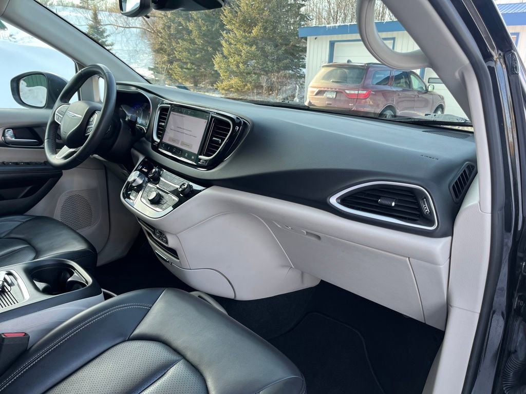 Used 2023 Chrysler Pacifica Touring-L image 27