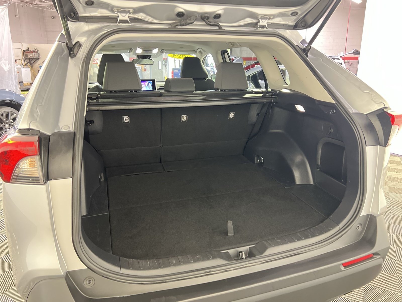 Used 2025 Toyota RAV4 XLE AWD/4WD image 26