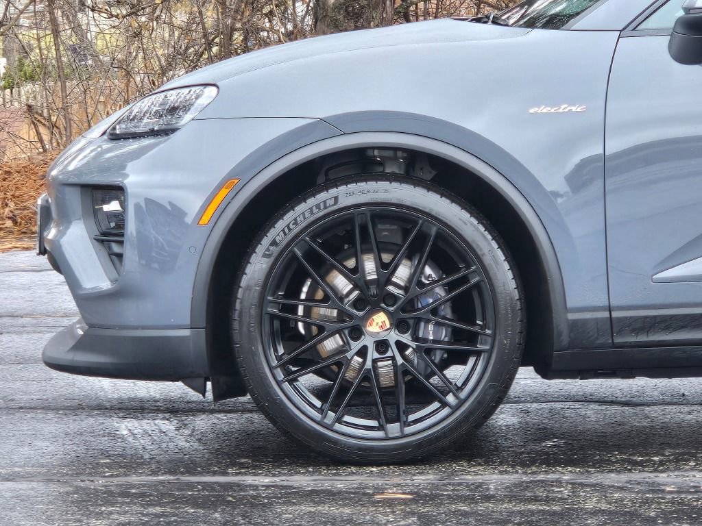 Certified 2025 Porsche Macan Electric image 11
