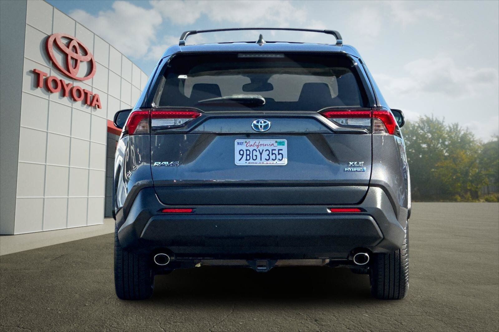 Certified 2020 Toyota RAV4 XLE w/ Convenience Package AWD/4WD image 4