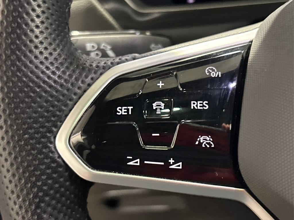 Used 2022 Volkswagen Tiguan SE R-Line image 36