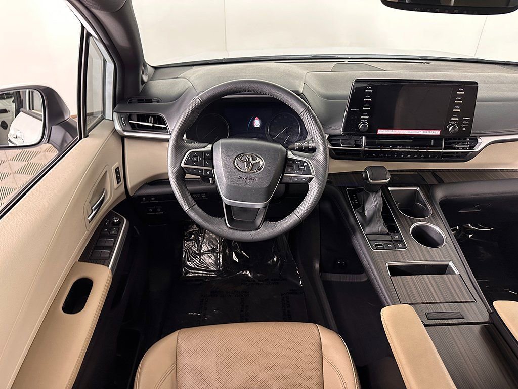 Used 2024 Toyota Sienna Limited FWD image 34