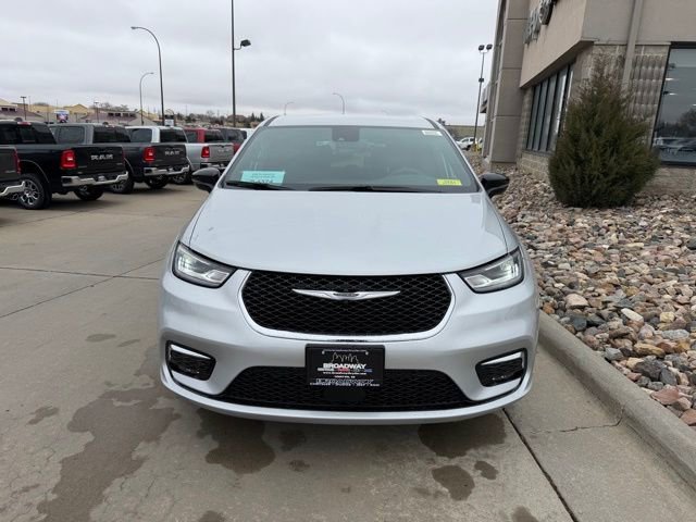New 2026 Chrysler Pacifica Select AWD/4WD image 2