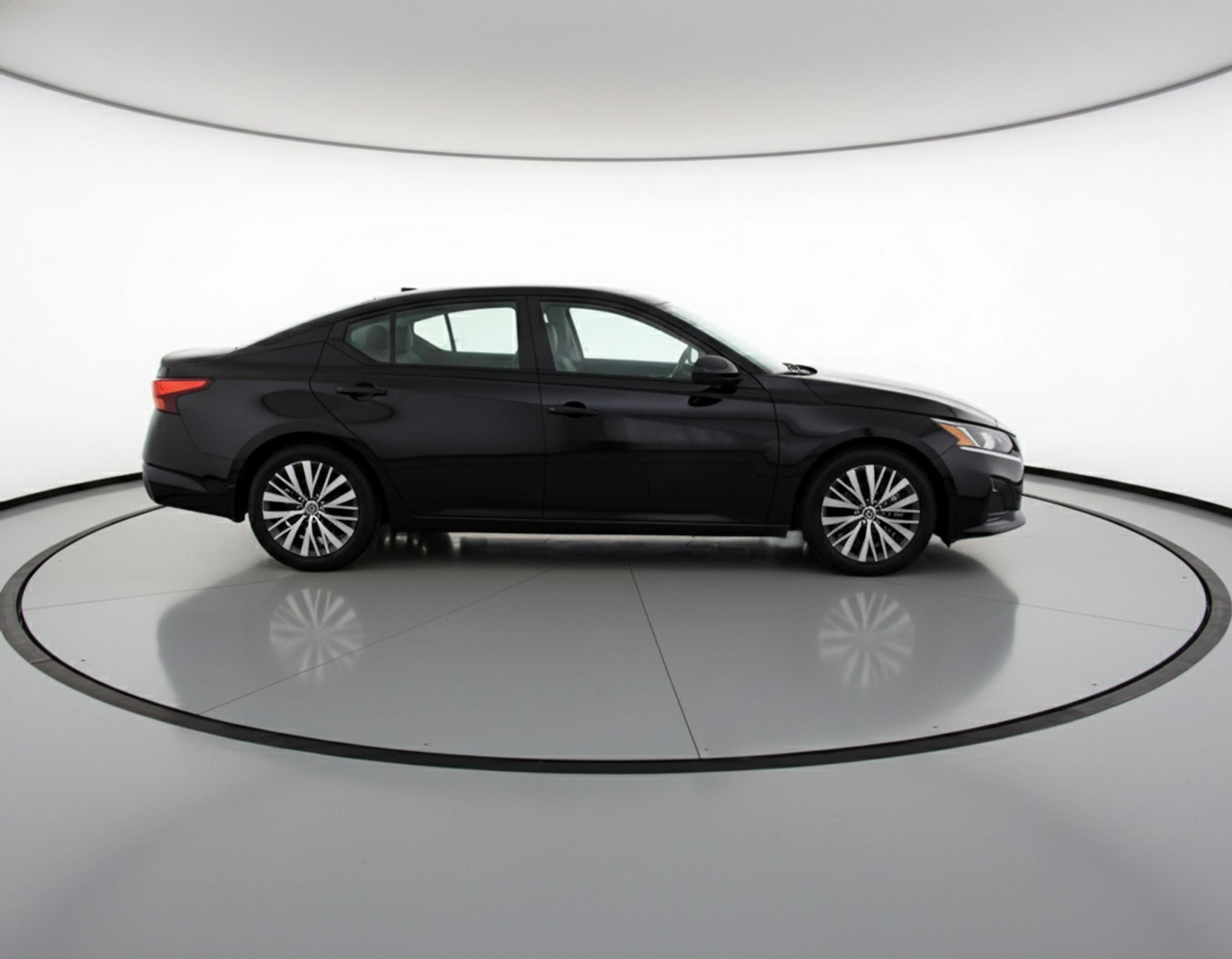 Used 2025 Nissan Altima 2.5 SV FWD image 11