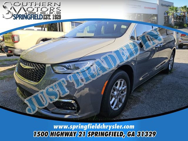 Used 2025 Chrysler Pacifica Select image 1