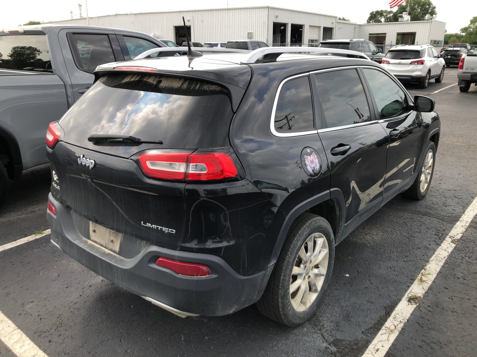 Used 2016 Jeep Cherokee Limited w/ Luxury Group AWD/4WD image 4