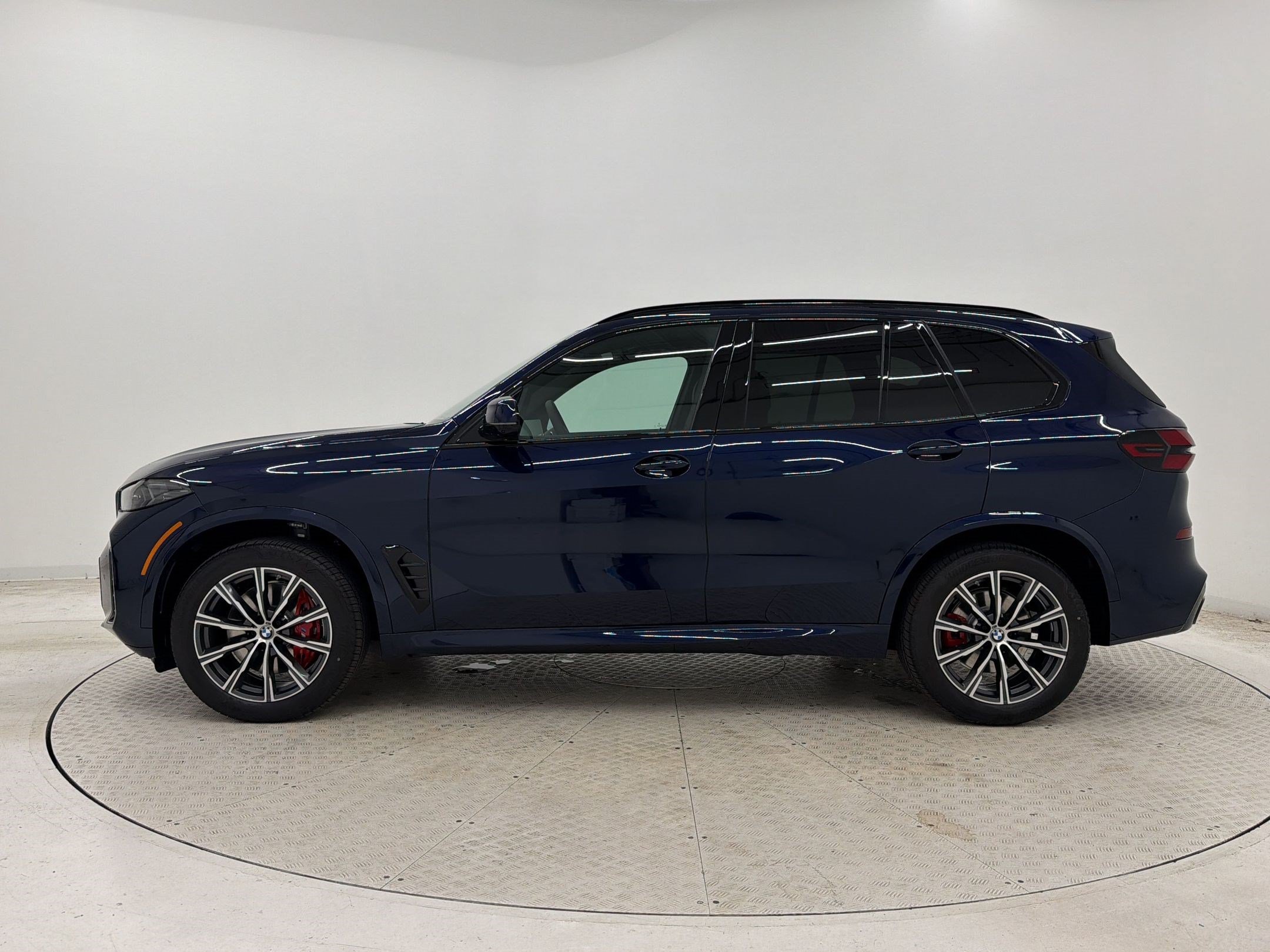 New 2026 BMW X5 xDrive40i w/ M Sport Package AWD/4WD image 2