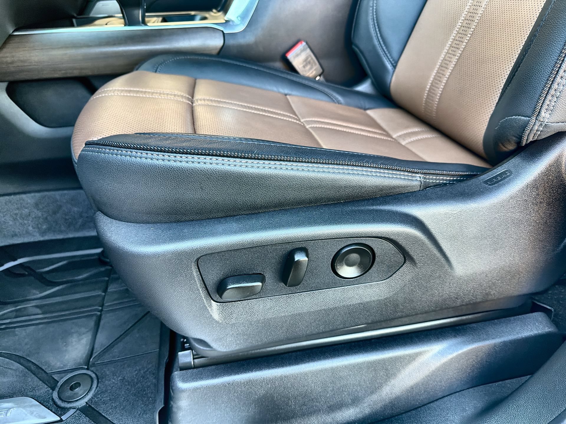 Used 2026 Chevrolet Silverado 1500 High Country w/ High Country Premium Package AWD/4WD image 12
