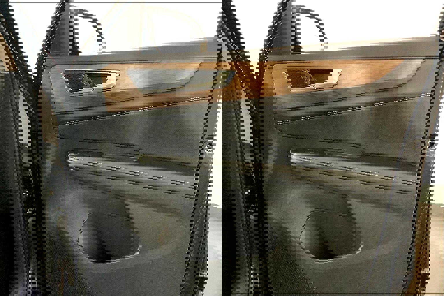 Used 2024 Volkswagen Atlas SE image 26