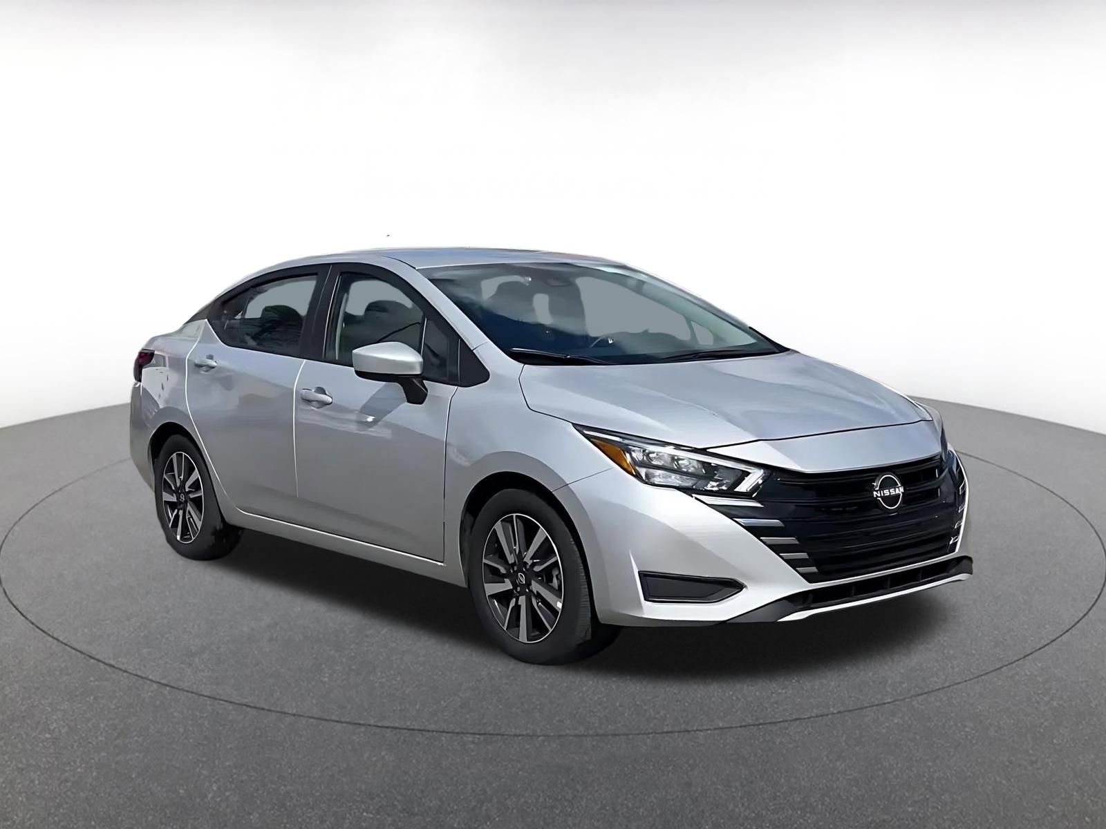 Used 2025 Nissan Versa SV image 2