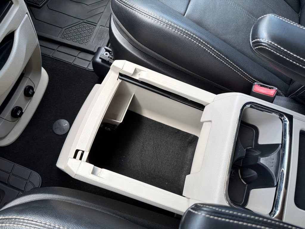 Used 2014 Chrysler Town & Country Touring FWD image 23