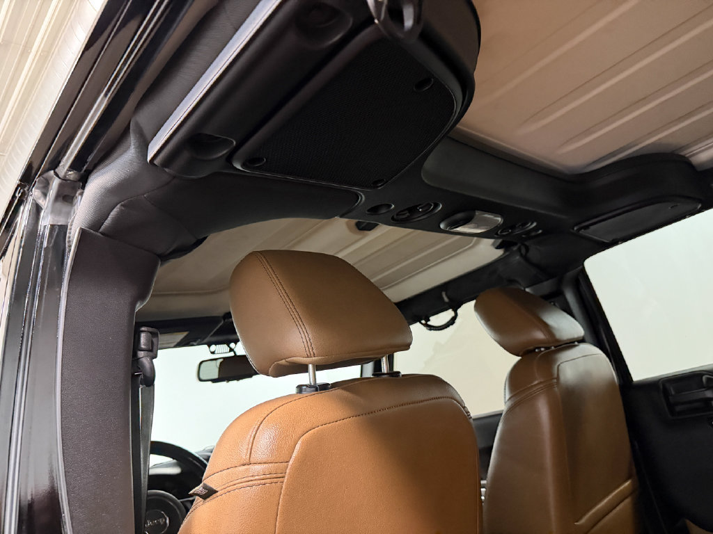 Used 2015 Jeep Wrangler Unlimited Sahara w/ Connectivity Group AWD/4WD image 11