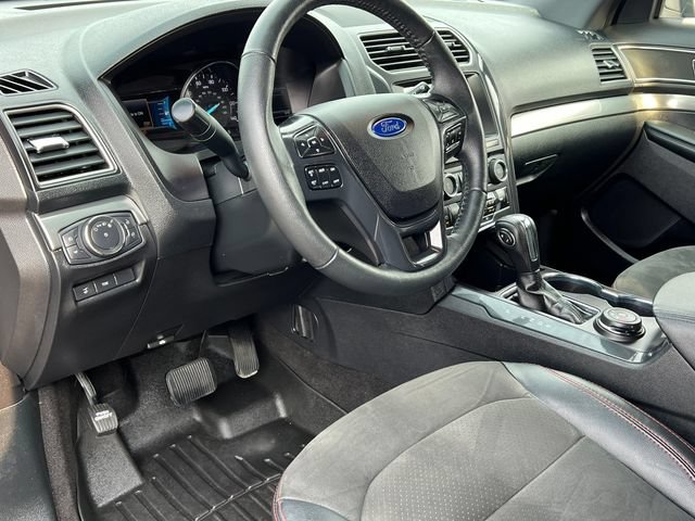 Used 2018 Ford Explorer XLT w/ Equipment Group 202A AWD/4WD image 17