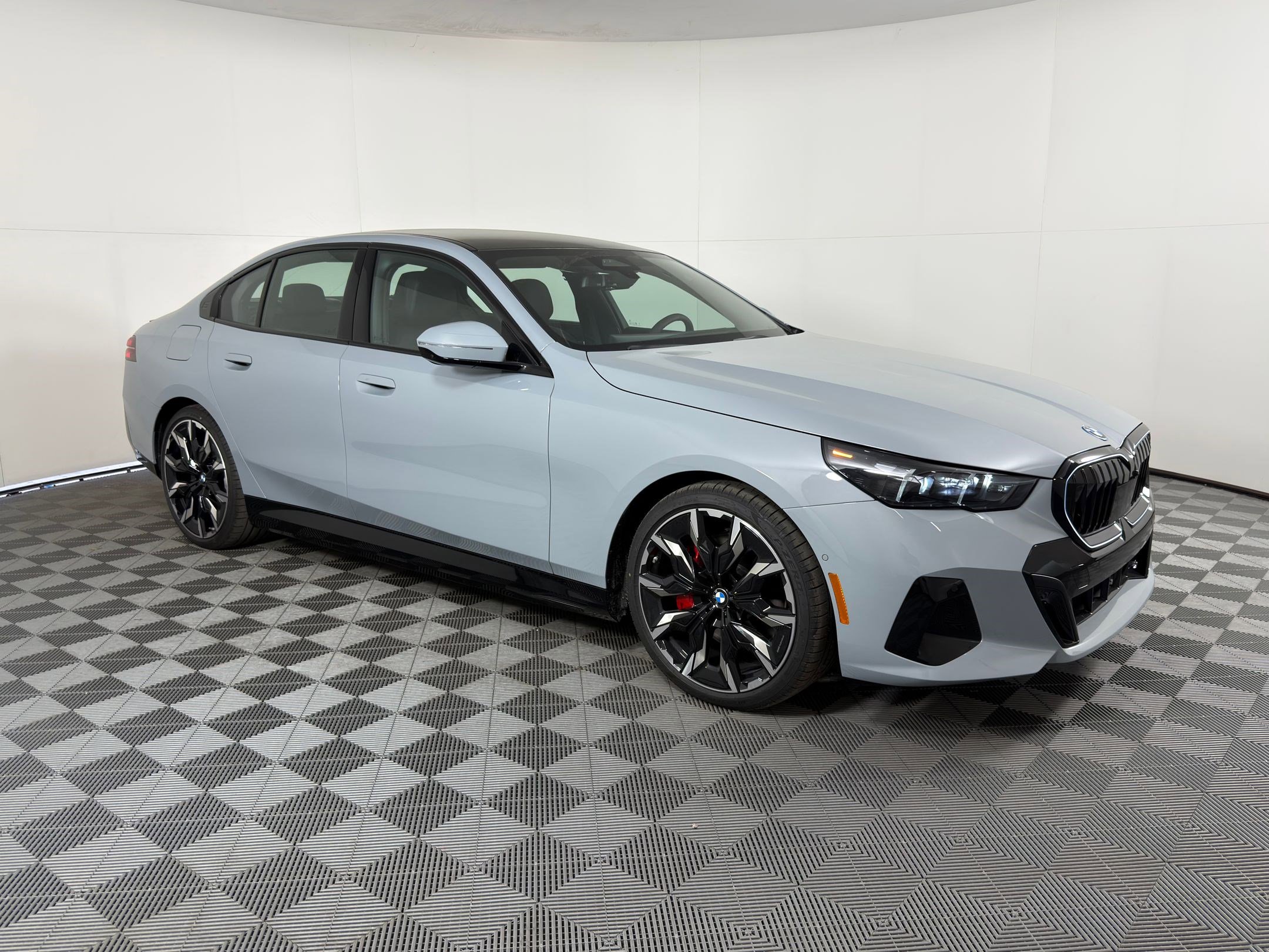 New 2026 BMW 550e xDrive w/ Executive Package image 6