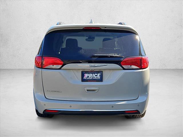 Used 2017 Chrysler Pacifica Touring-L Plus image 7