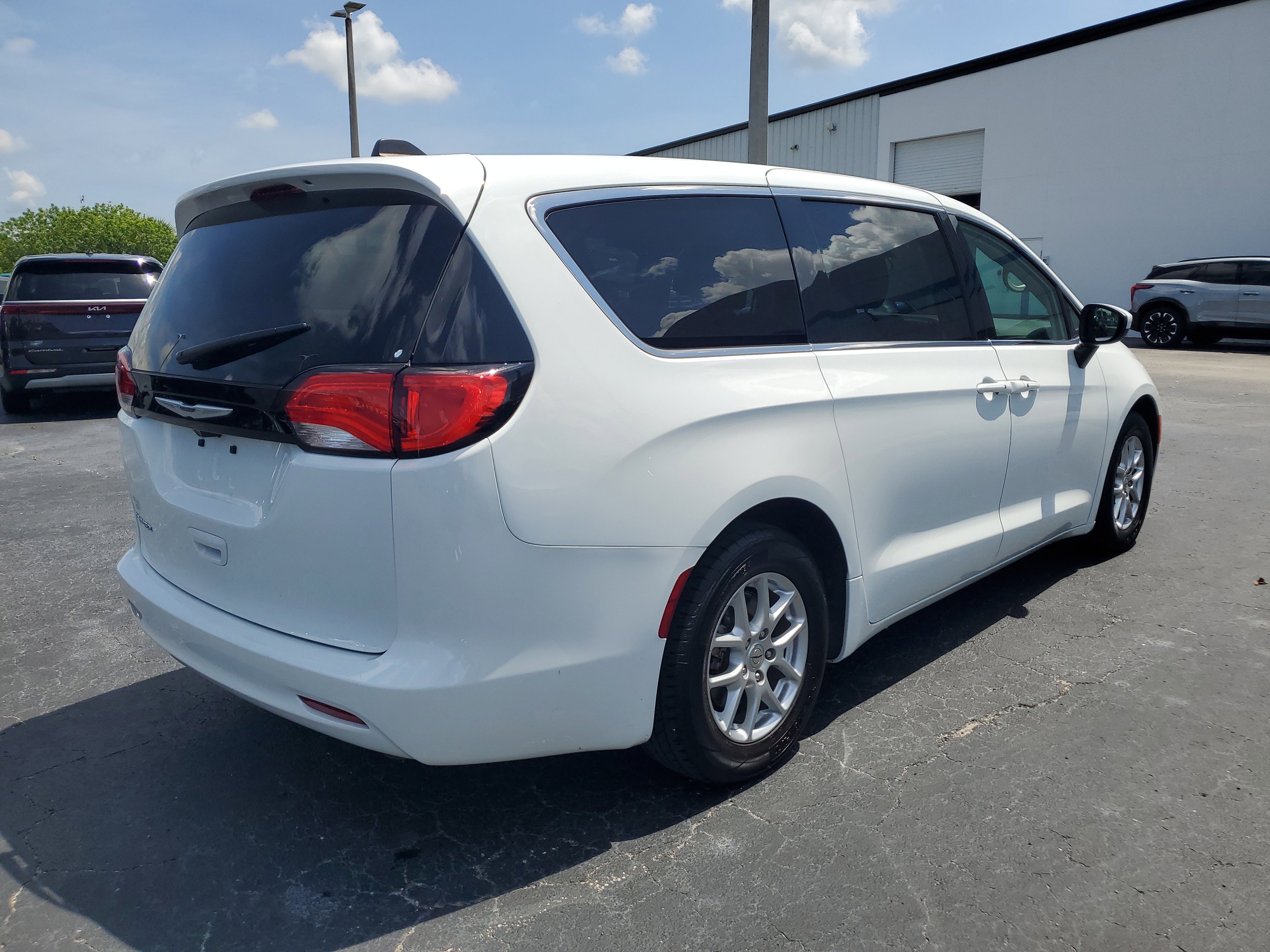 Used 2022 Chrysler Voyager LX image 6