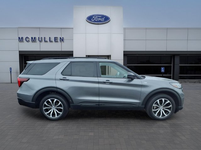 Certified 2025 Ford Explorer ST-Line AWD/4WD image 4