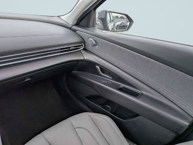 Used 2025 Hyundai Elantra Limited FWD image 16