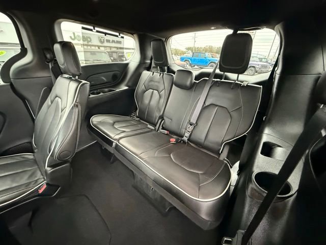 Used 2025 Chrysler Pacifica Limited image 11