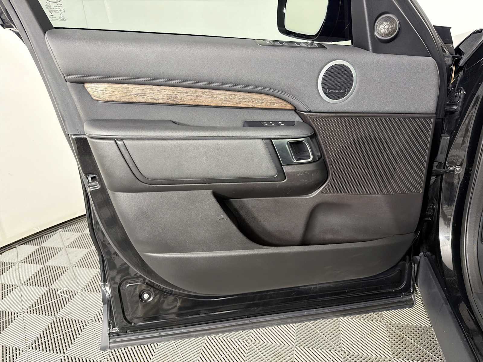 Used 2017 Land Rover Discovery HSE AWD/4WD image 8