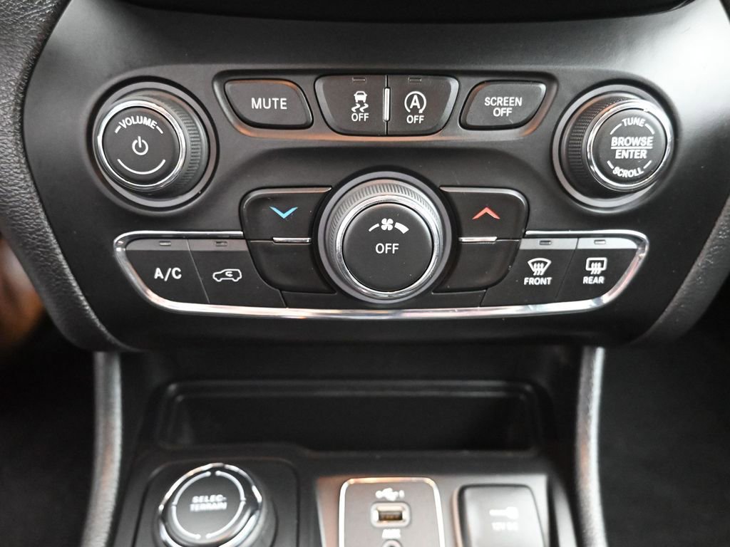 Used 2019 Jeep Cherokee Latitude w/ Popular Appearance Group AWD/4WD image 18