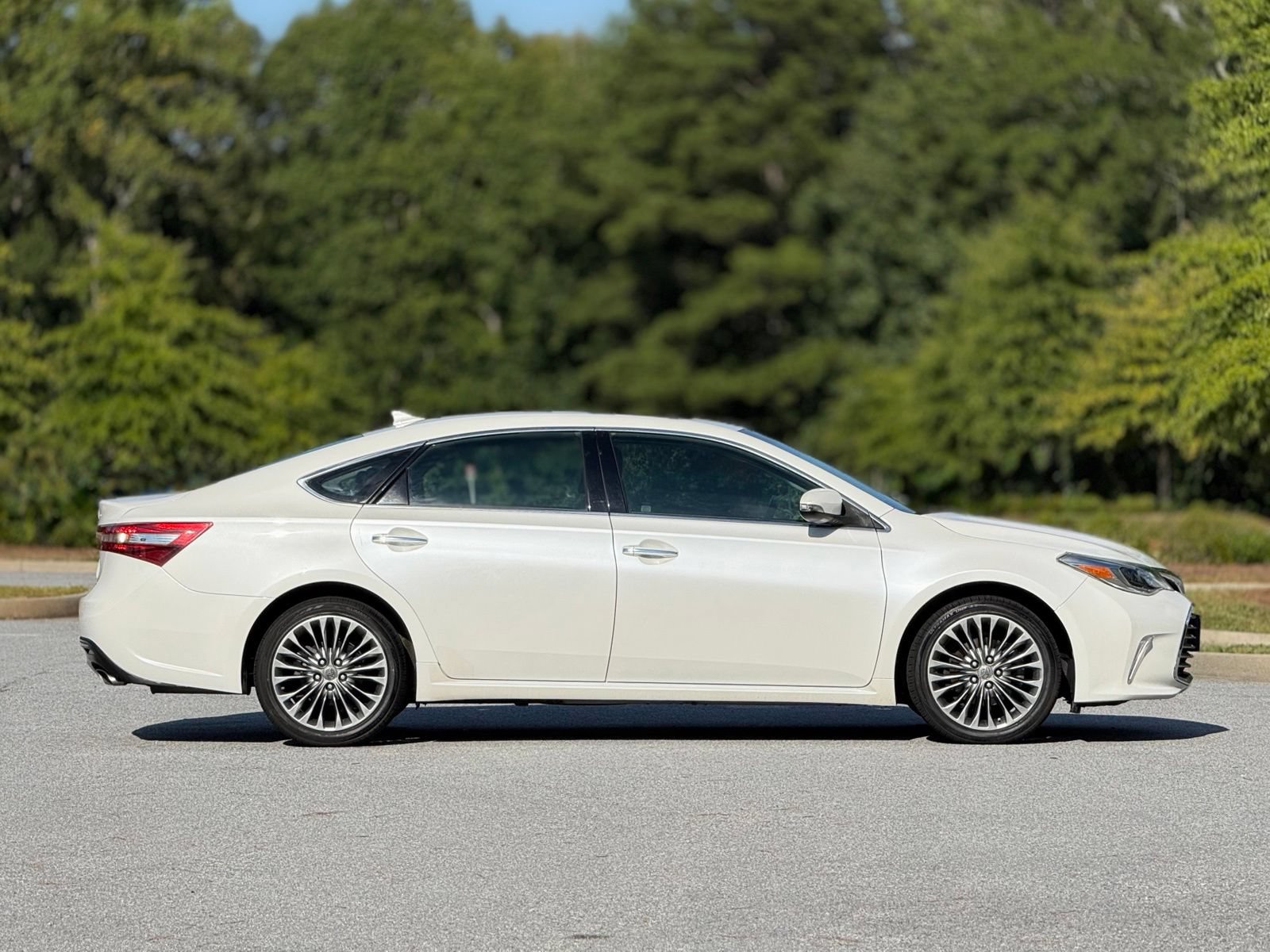 Used 2016 Toyota Avalon Limited w/ Toyota Safety Sense Package FWD image 12