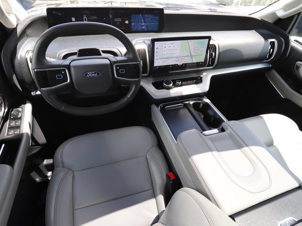 Used 2025 Ford Expedition Active AWD/4WD image 9
