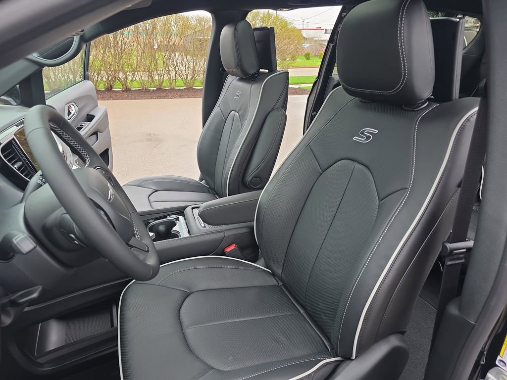 New 2026 Chrysler Pacifica Limited AWD/4WD image 17